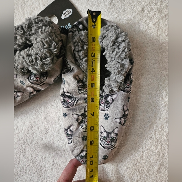 Comfies grey tabby cat slippers one size NEW - Picture 9 of 9